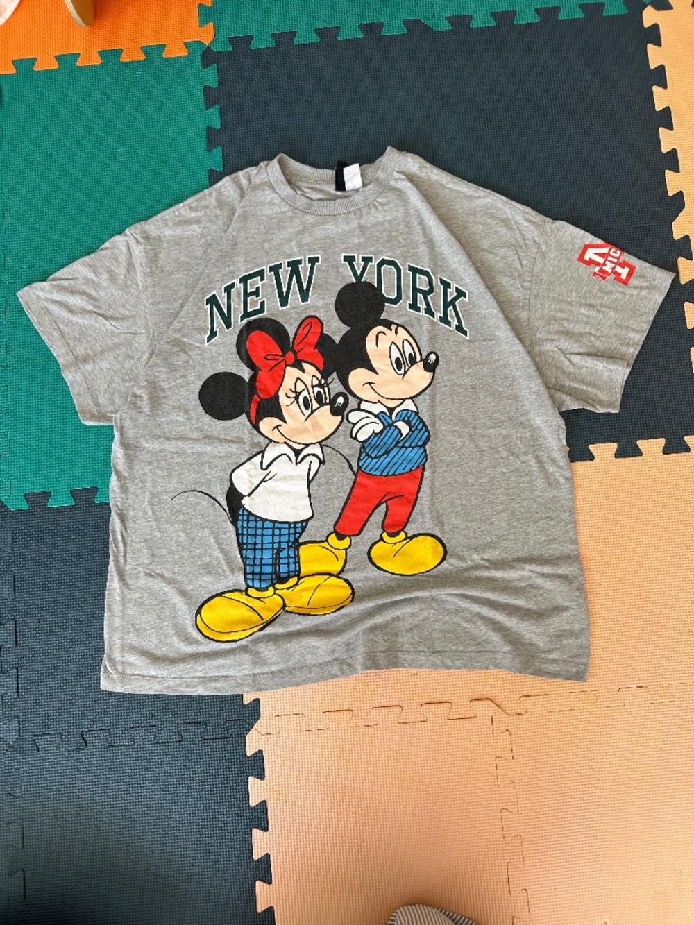 H&M Disney Mickey and Minnie Mouse New York gray t-shirt small